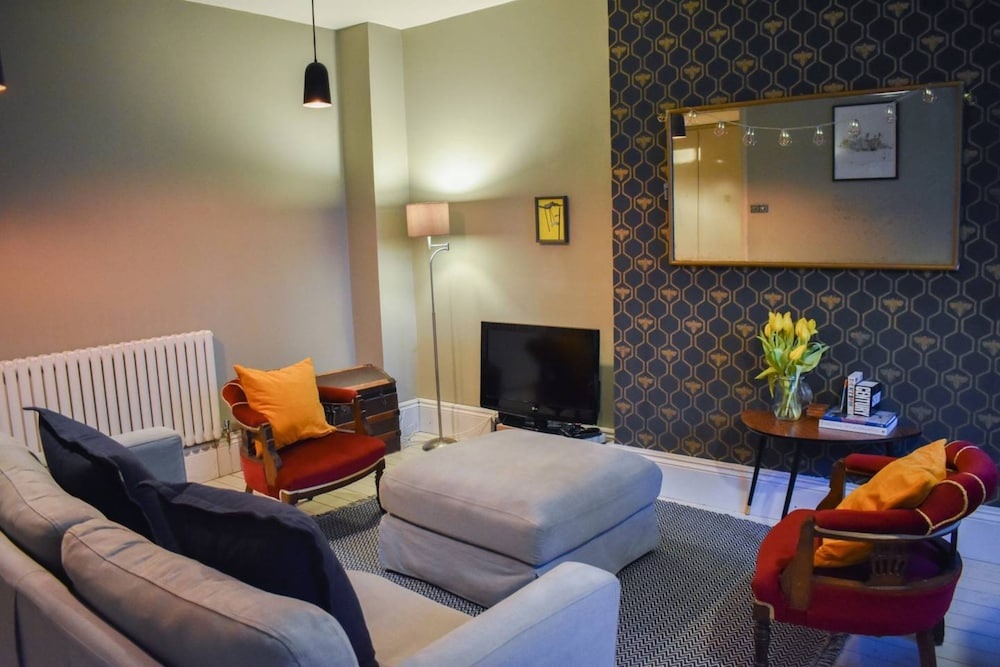 Bright 2 Bedroom Garden Flat in the Heart of Hove