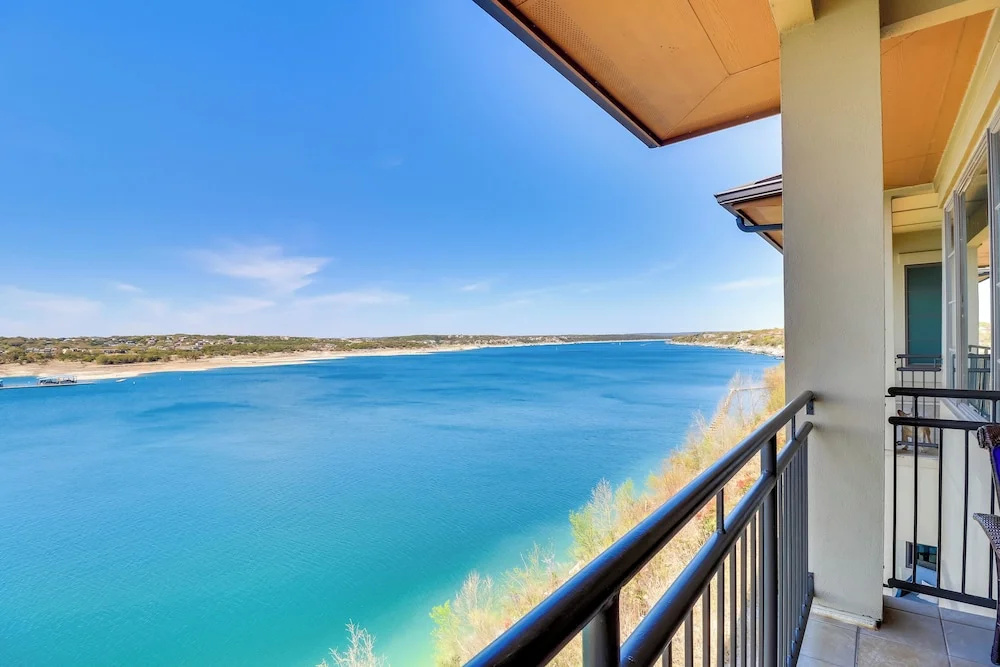 Top-floor Lake-view Condo w/ Boat Dock Access