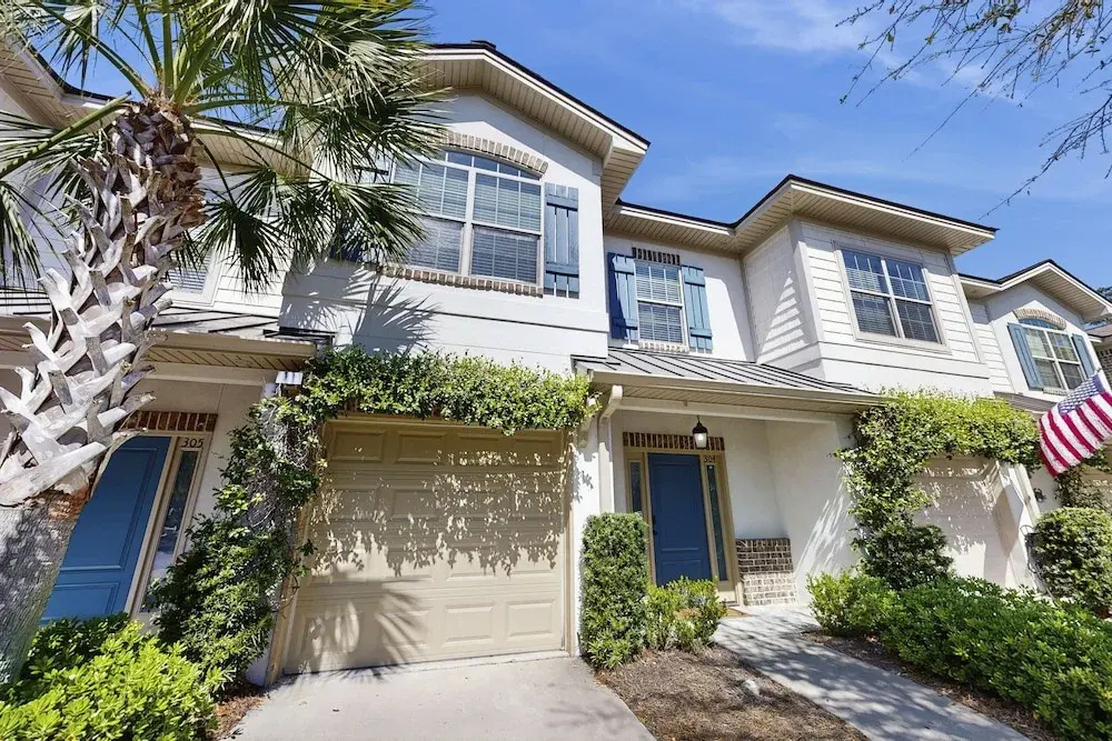 Charming Southern Townhouse W/enclosed Yard & Access to Community Pool