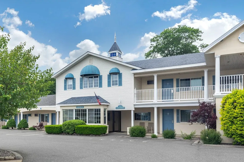Driftaway Hotel and Pool