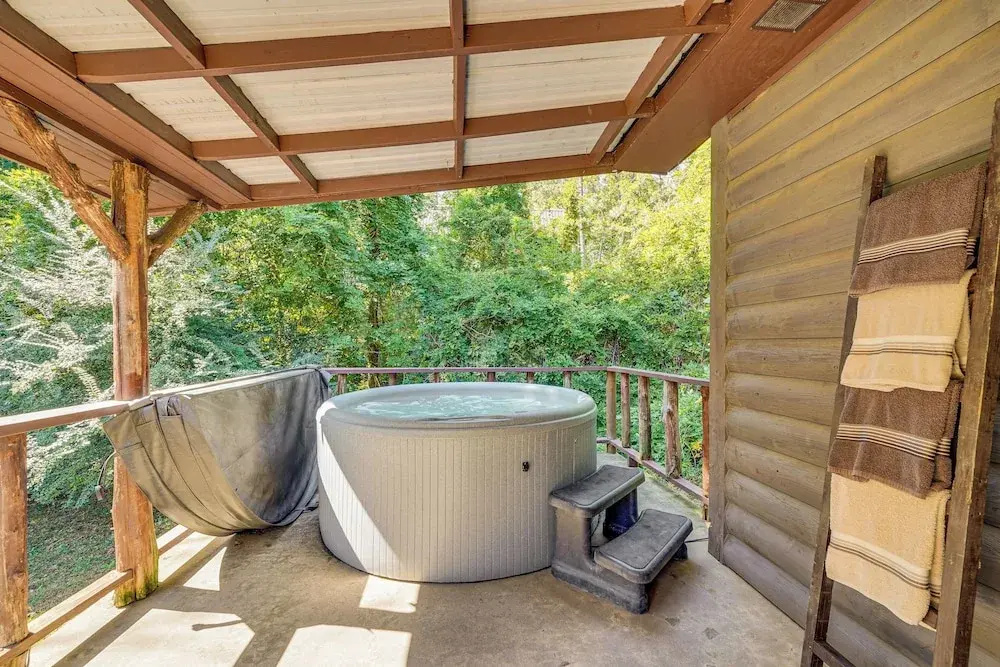Rustic Cabin w/ Hot Tub Near Broken Bow Lake!