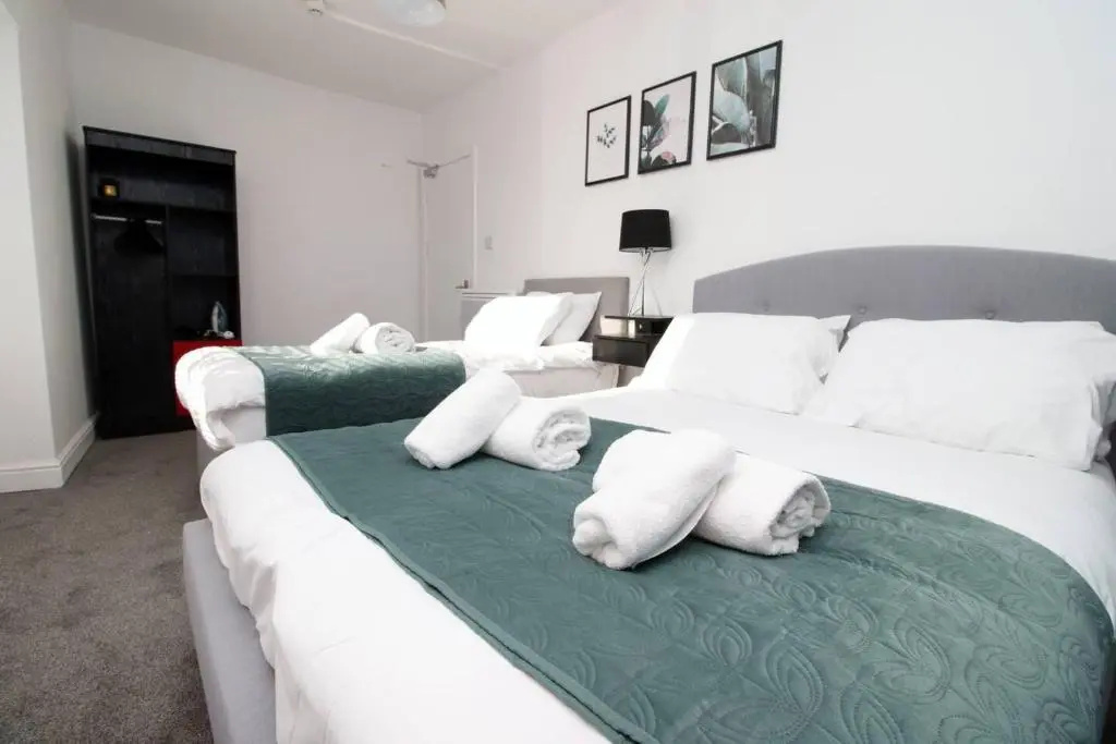 4 Bed Flat - Sleeps 4 - Parking - Wifi
