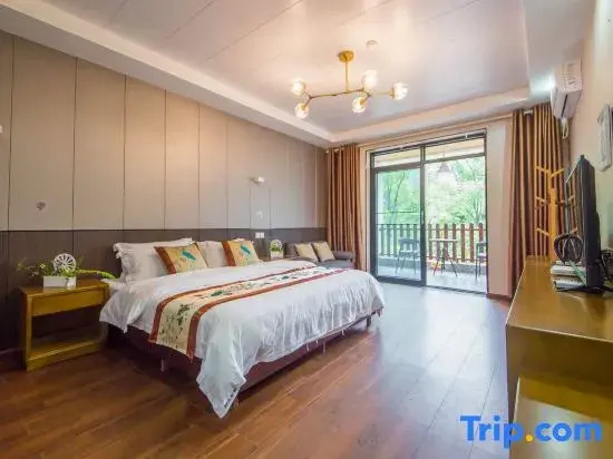 Standard Double room with lake view (full double bed)