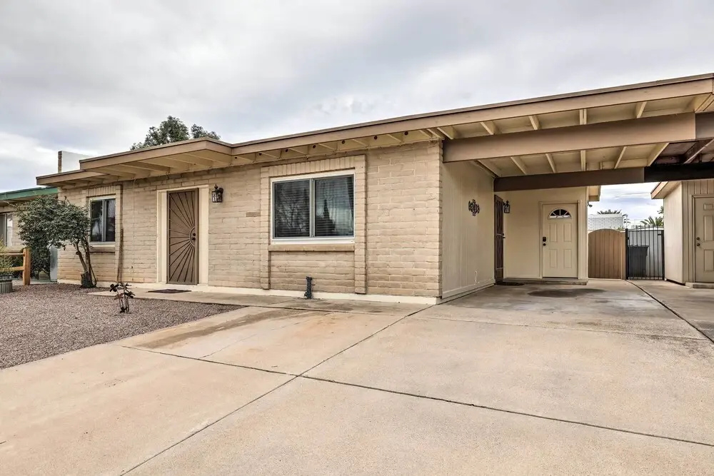 Sunny Tucson Abode w/ Fire Pit 9 Mi to U of A