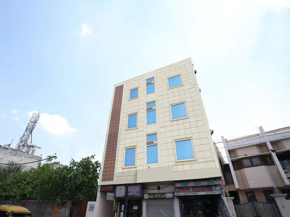 OYO 13037 Hotel Ambassador