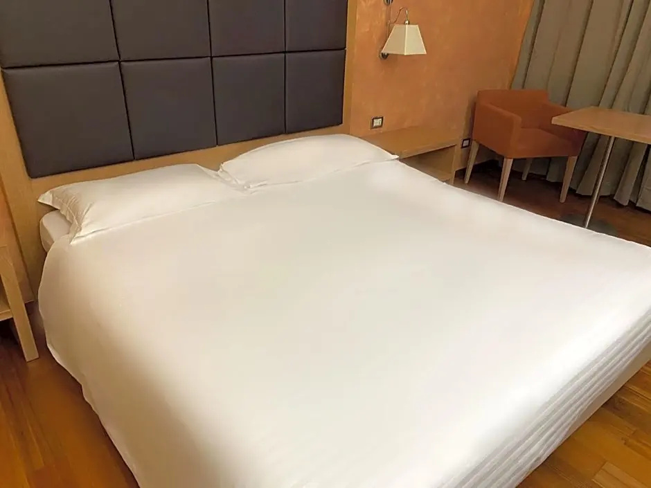 Standard Double room with balcony (full double bed)