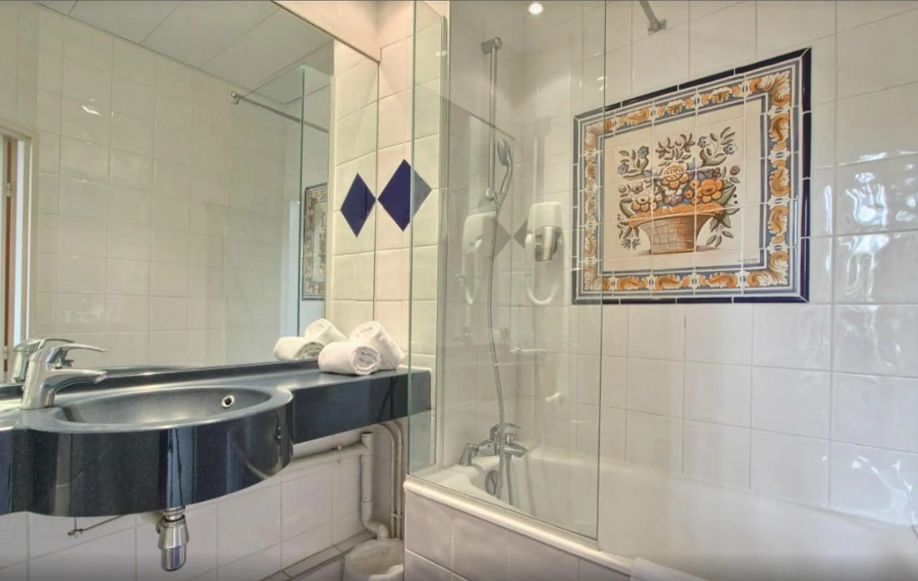 Classic Double room (full double bed)