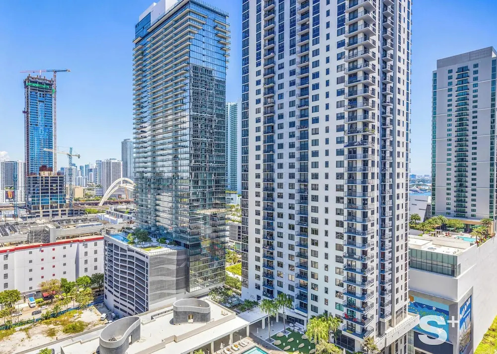 Sky-High 25th Floor 1-BR in Miami