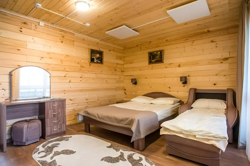 Коттедж с балконом и с видом на озеро в Горное озеро