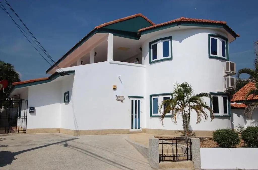 4 bedroom villa- sleeps 8
