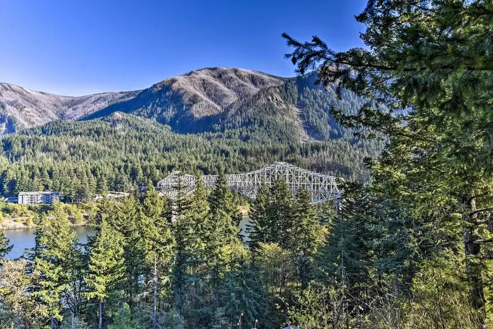 Stunning Stevenson Retreat w/ Mountain Views!