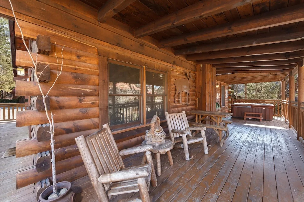 Moose Tracks 3 Bedroom Cabin by RedAwning