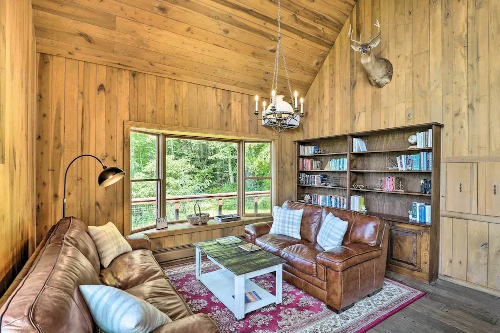 Stunning Views: Mountaintop Cabin in Burnsville! - фото 5