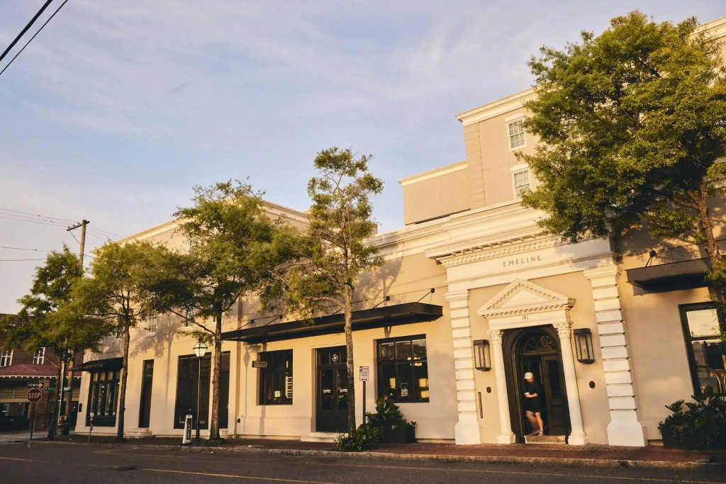 Emeline — фото