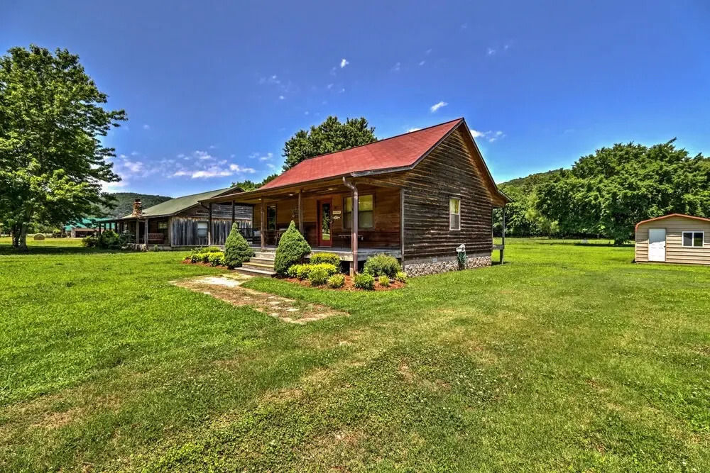 Dream Valley Mountain View Cabin w/ Covered Porch!