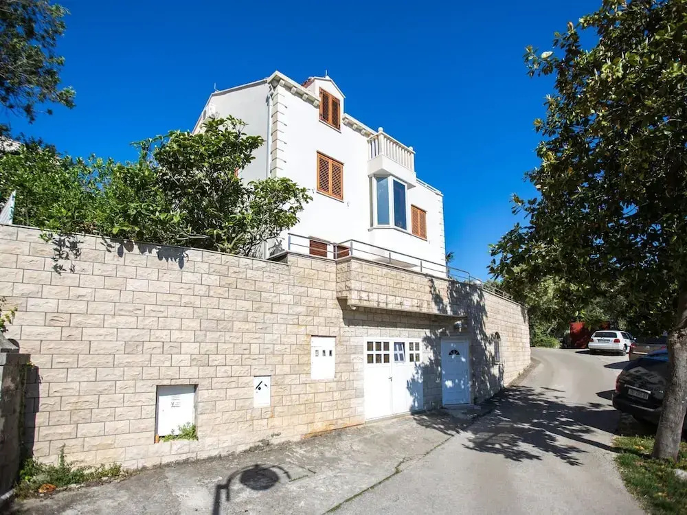5 Bedroom Holiday Home With Balcony