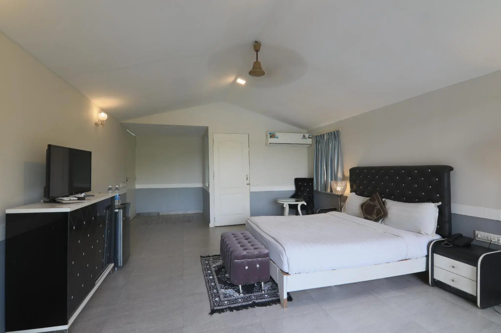 Executive Double room with lake view full double bed