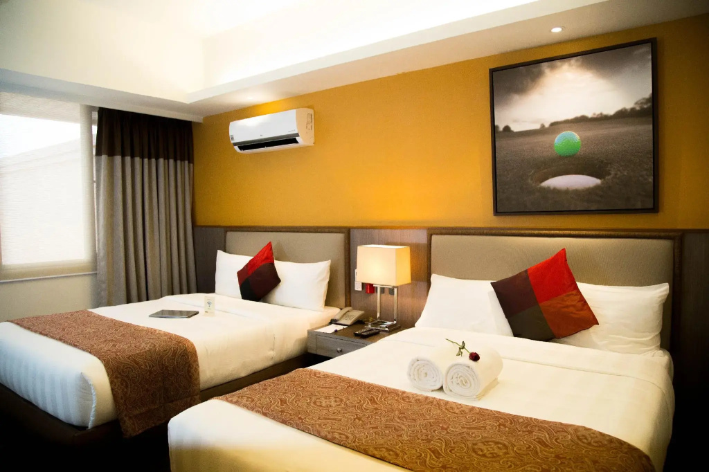 Standard Double room with lake view (full double bed)
