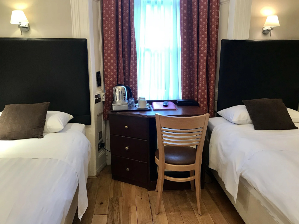 Отель Rhodes Hotel в Лондоне