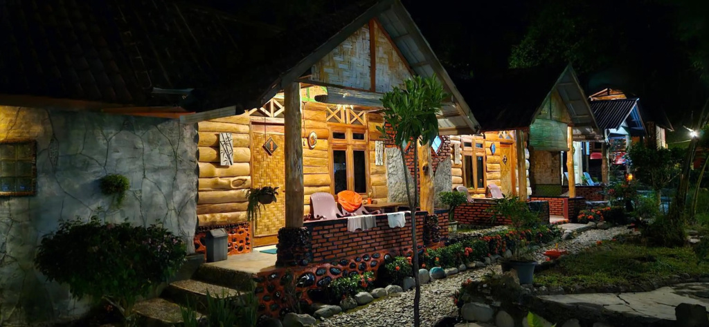 Lucky Bamboo-Bukit Lawang-Bungalows-Restaurant,Direct On The Jungle Border and Jungle Trekking Tours