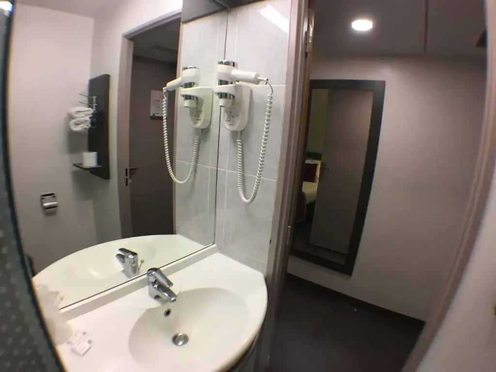 Brit Hotel Confort Roissy Saint-Witz - Chambres
