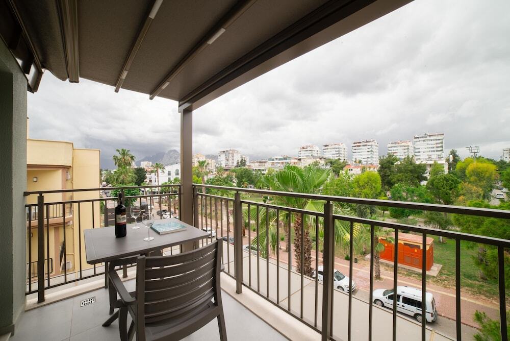 Полулюкс с балконом в Bomo Suites