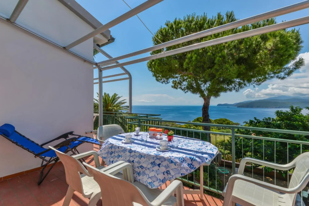 Three-room apartment with separate entrance, with large terrace overlooking the sea-Calipso