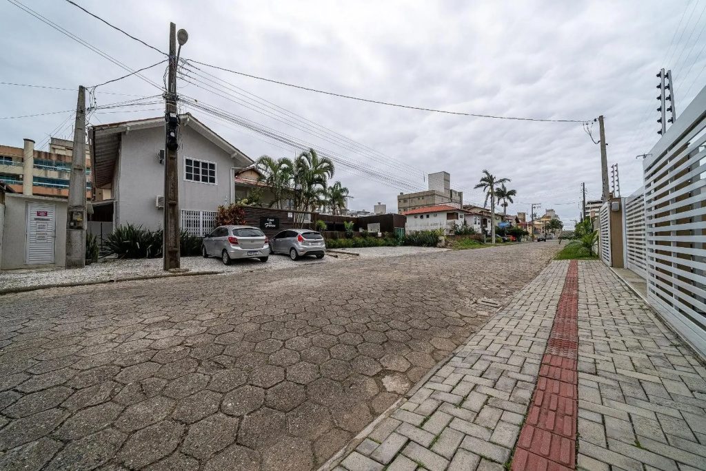 026 - Lindo Residencial com Piscina e Jacuzzi em Bombas