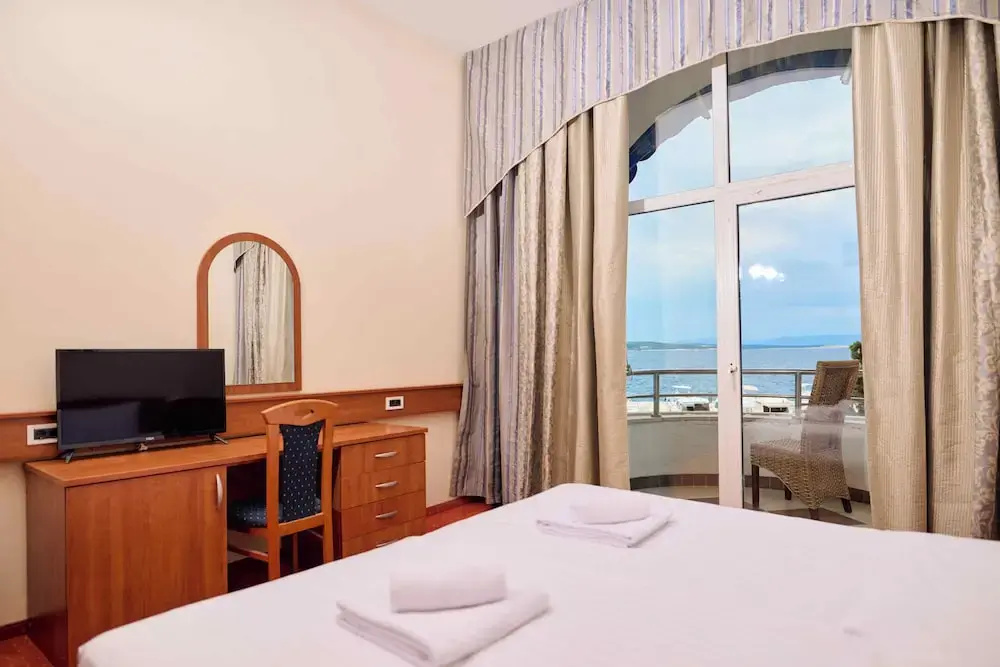 Superior Double room with balcony and with sea view (full double bed)