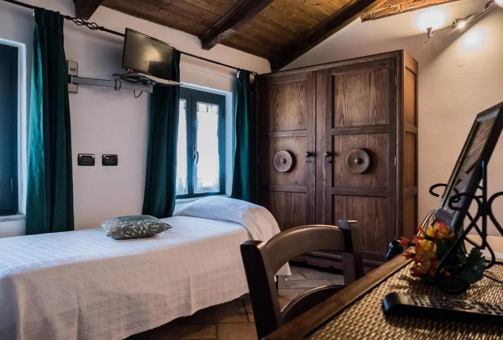 Standard Double room (full double bed)