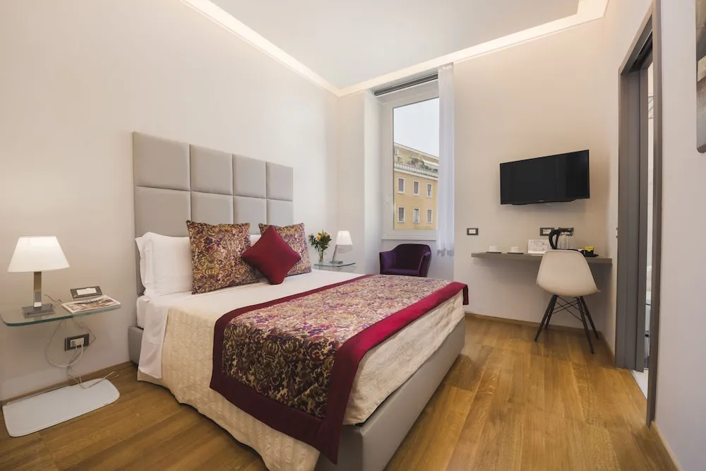Deluxe Double room with city view (full double bed)
