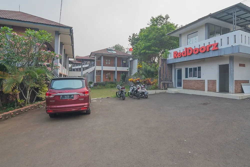 RedDoorz Plus @ Megamendung Puncak Bogor 2