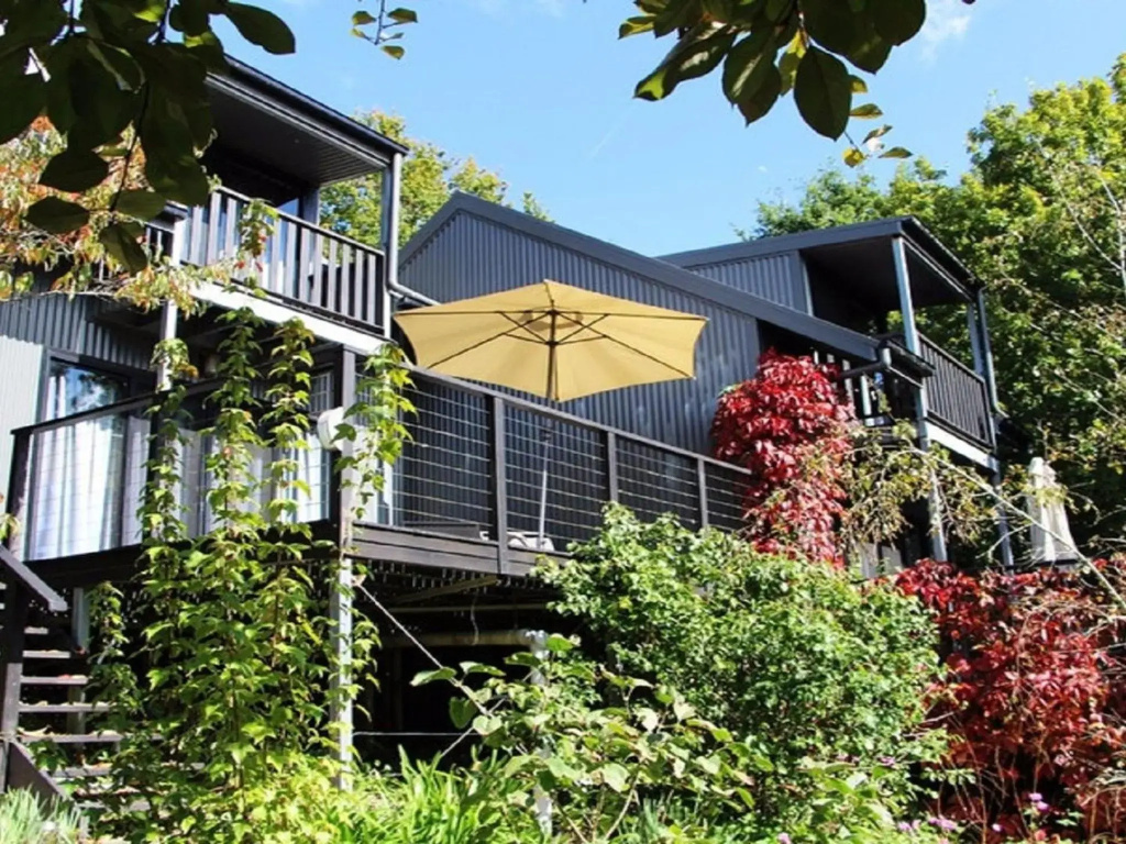 Cloudsong Chalet 3 - Close to the village centre!