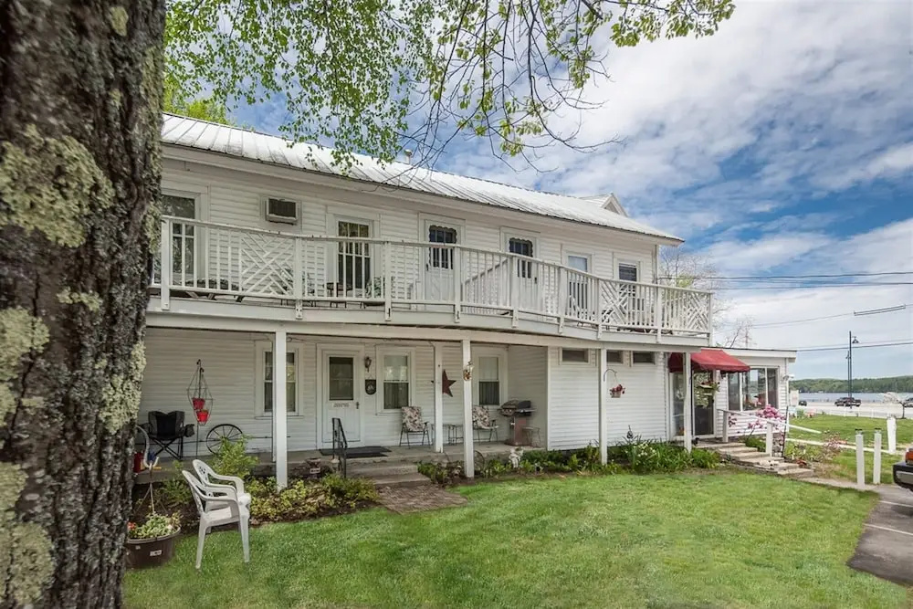 Bove Cottage 2-limit 6 2 Bedroom Cottage by RedAwning