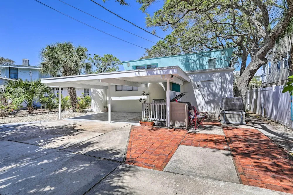 Tropical Waterfront Home: Central Location!