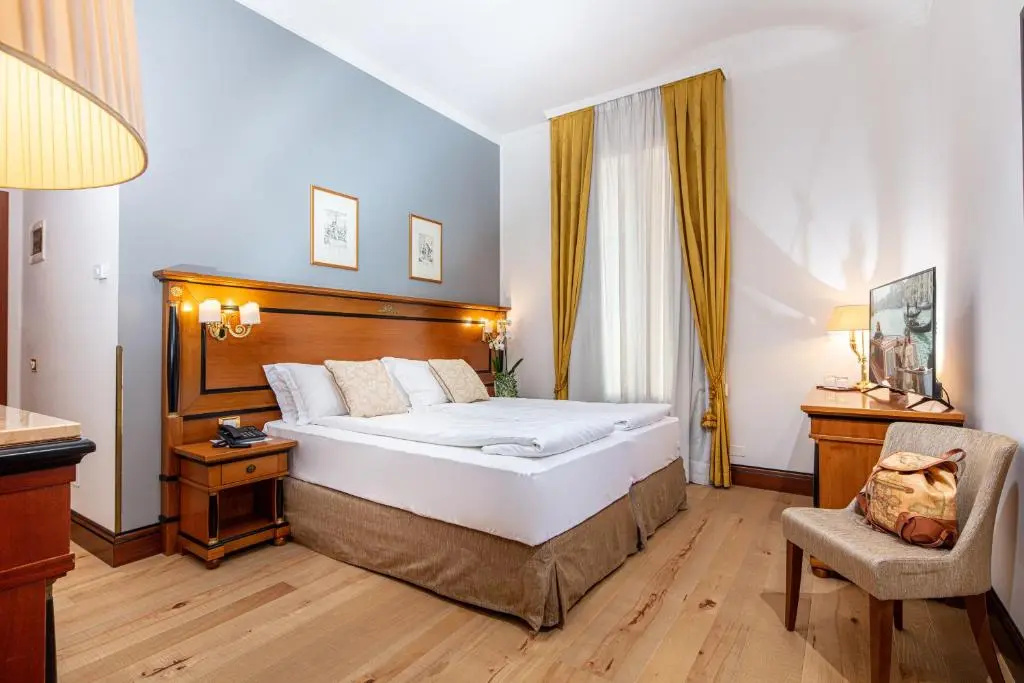 Deluxe Double room (full double bed)