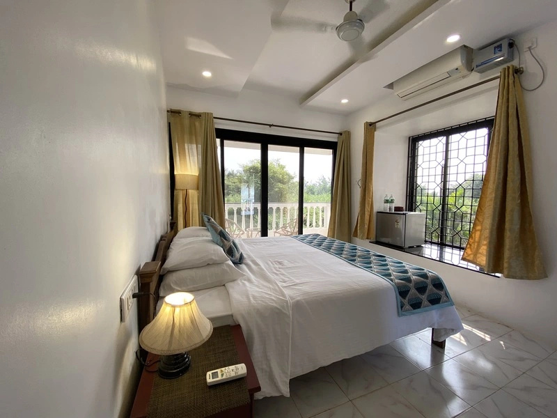 Standard Double room with balcony (full double bed)