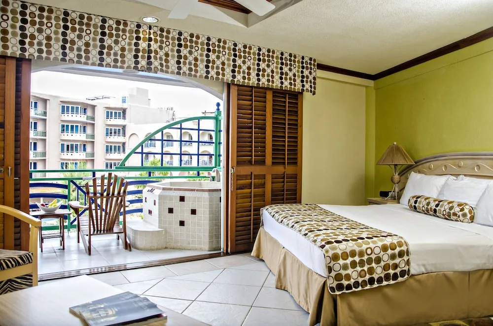 Standard room with balcony and oceanfront