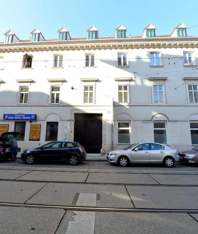 House with Courtyard & Parking Close To Stadtpark