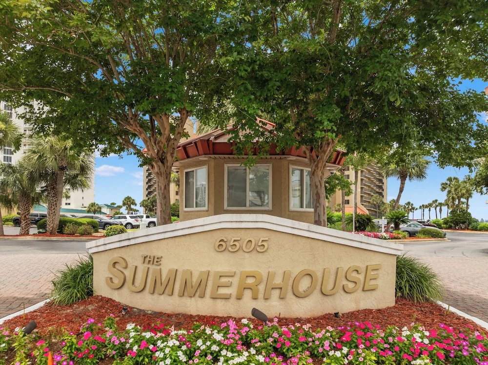 The Summerhouse! Beachfront 2BR Condo, Sleeps 8, Gulf Views