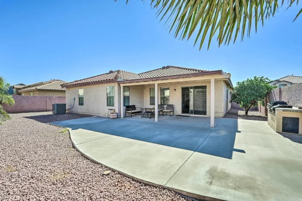 2 Mi to State Farm Stadium! Family-friendly Home