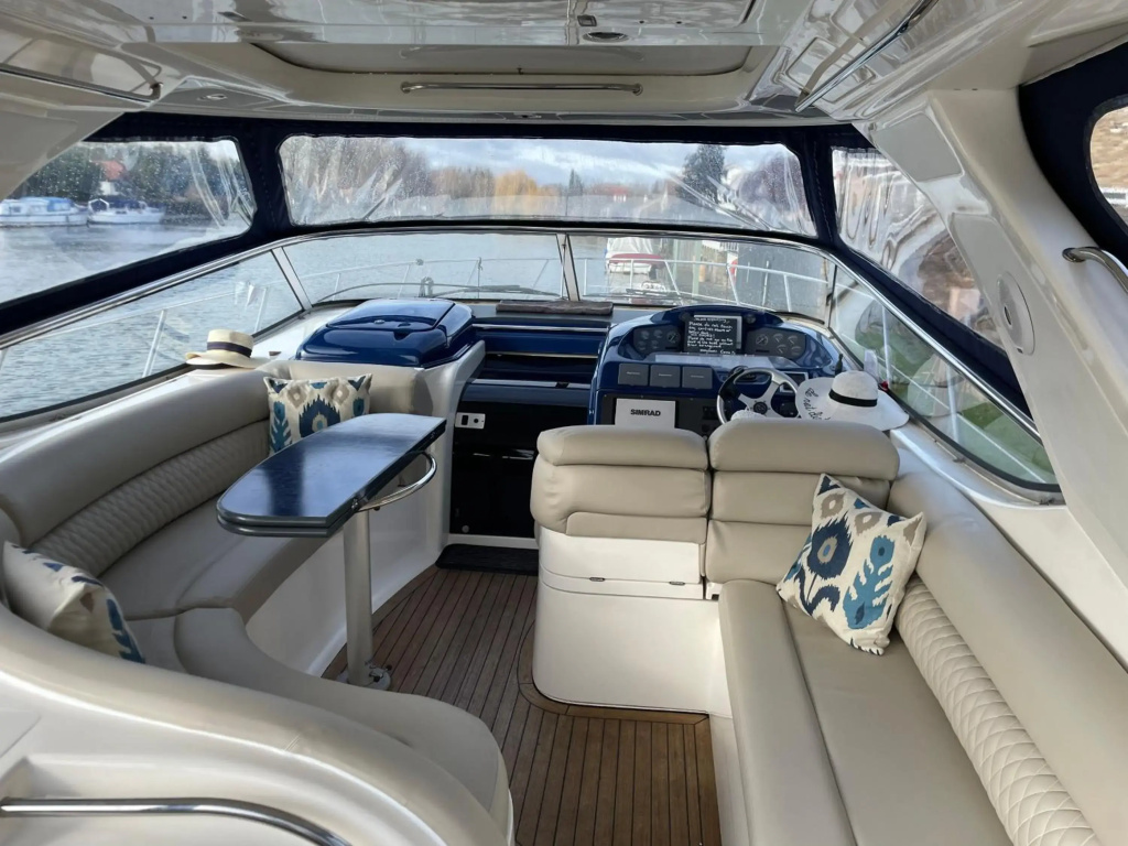 ENTIRE -HEATED -LUXURY YACHT - moored on Private Island -WIFI -sleeps up to 4 Adults or Adults with children over 2 years old -LAPLAND UK THORPE PARK LEGOLAND WINDSOR CASTLE HEATHROW ASCOT RACES WENTWORTH SAVILLE GARDENS LONDON