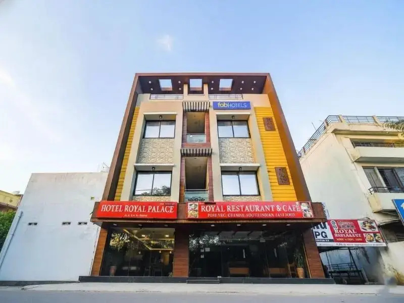 Fabhotel Royal Palace