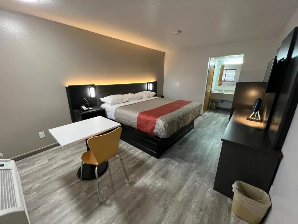 Deluxe Double room (full double bed)