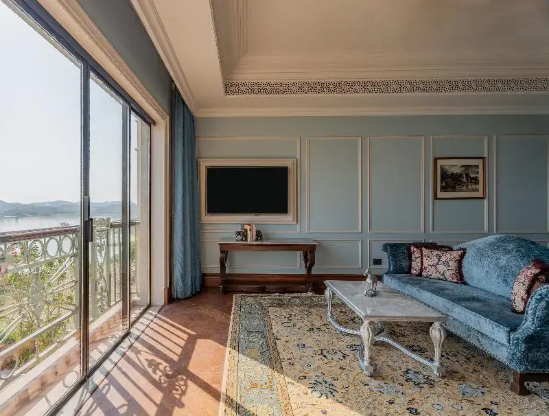 Standard Double room with lake view (full double bed)