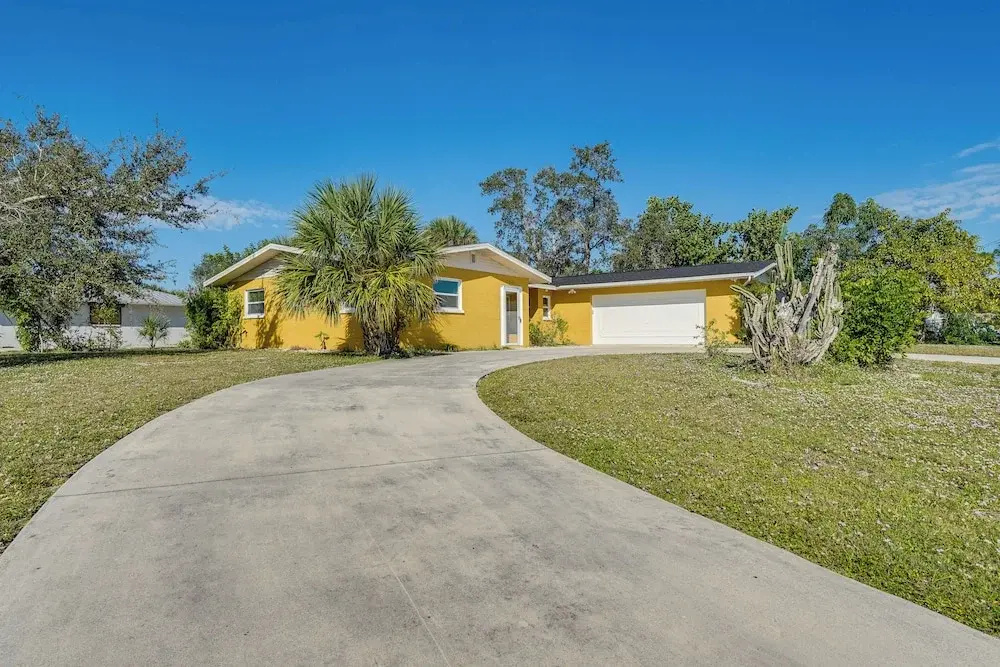 Pet-friendly Englewood Home - 4 Mi to Beach!