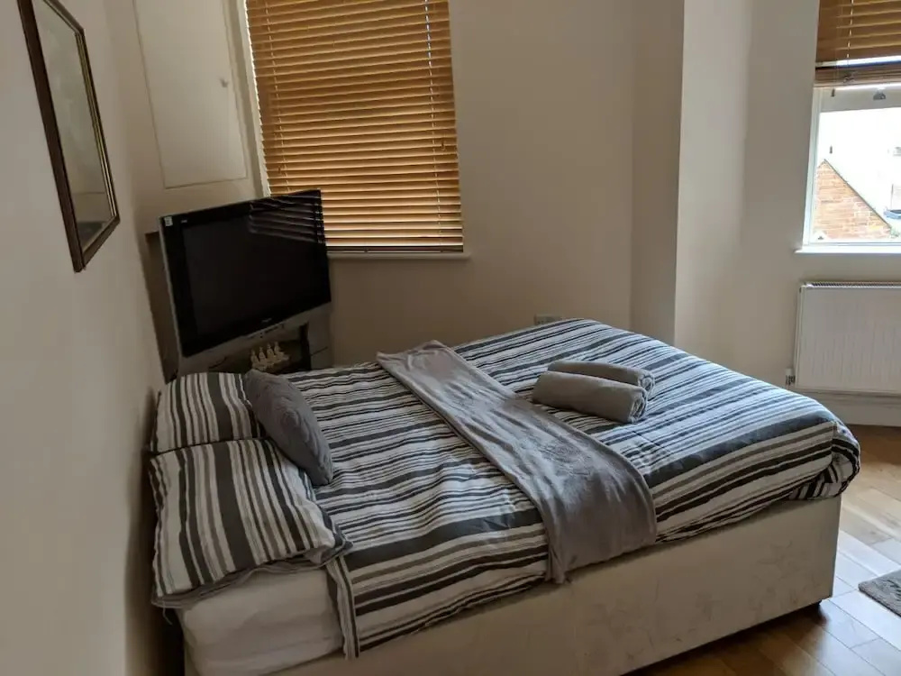 2 Bed Flat by Shoreditch Station Zone 1