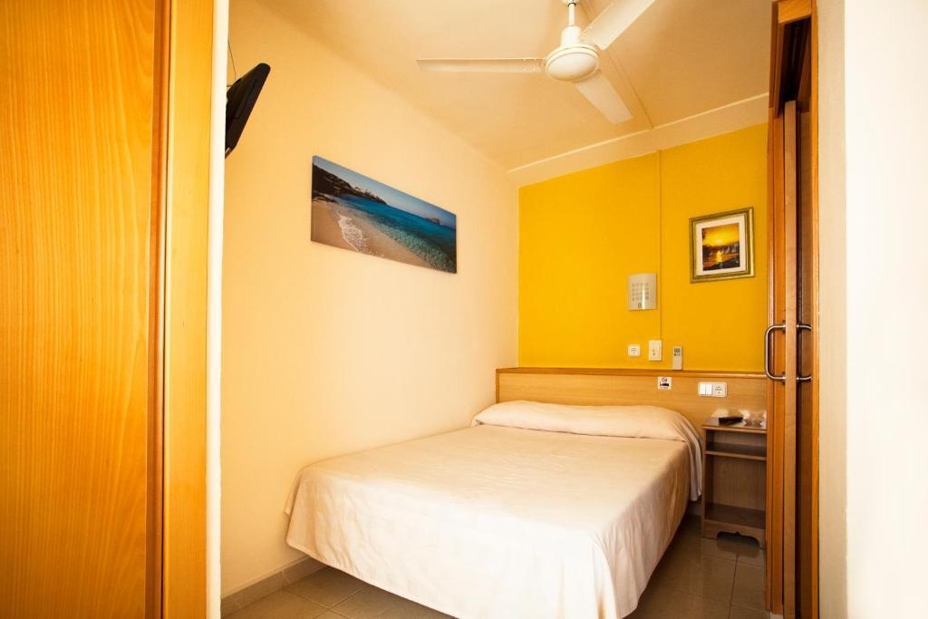 (1)Standard Double room (full double bed) at Hostal Europa Punico in Ibiza Town