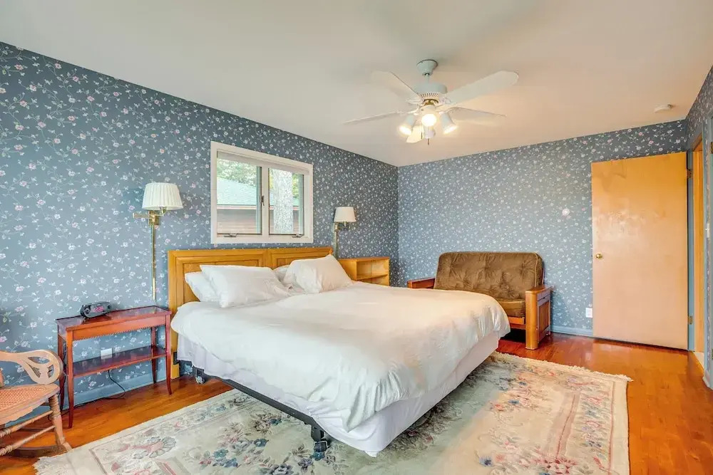 Lakefront Home w/ Fire Pit in Eagle River — фото 5