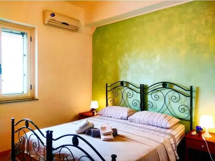 Deluxe Double room (full double bed)